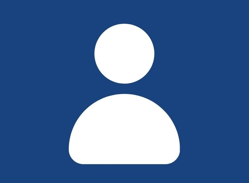 We zien het pictogram van een poppetje. Het poppetje is wit. De achtergrond is blauw. Het poppetje is een alternatieve weergave van onze instructeur.